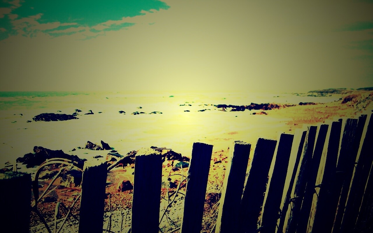 Закрытый пляж за забором обои