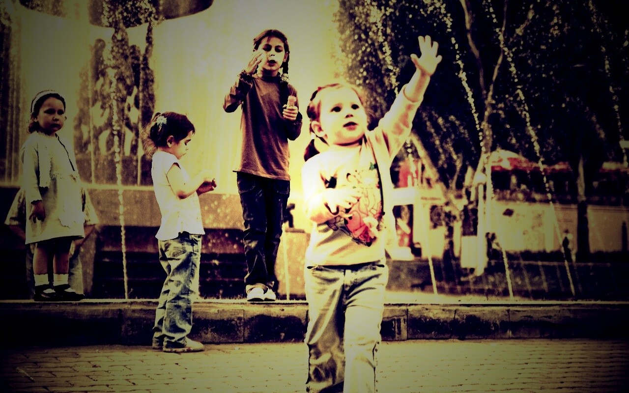 Дети у фонтана обои