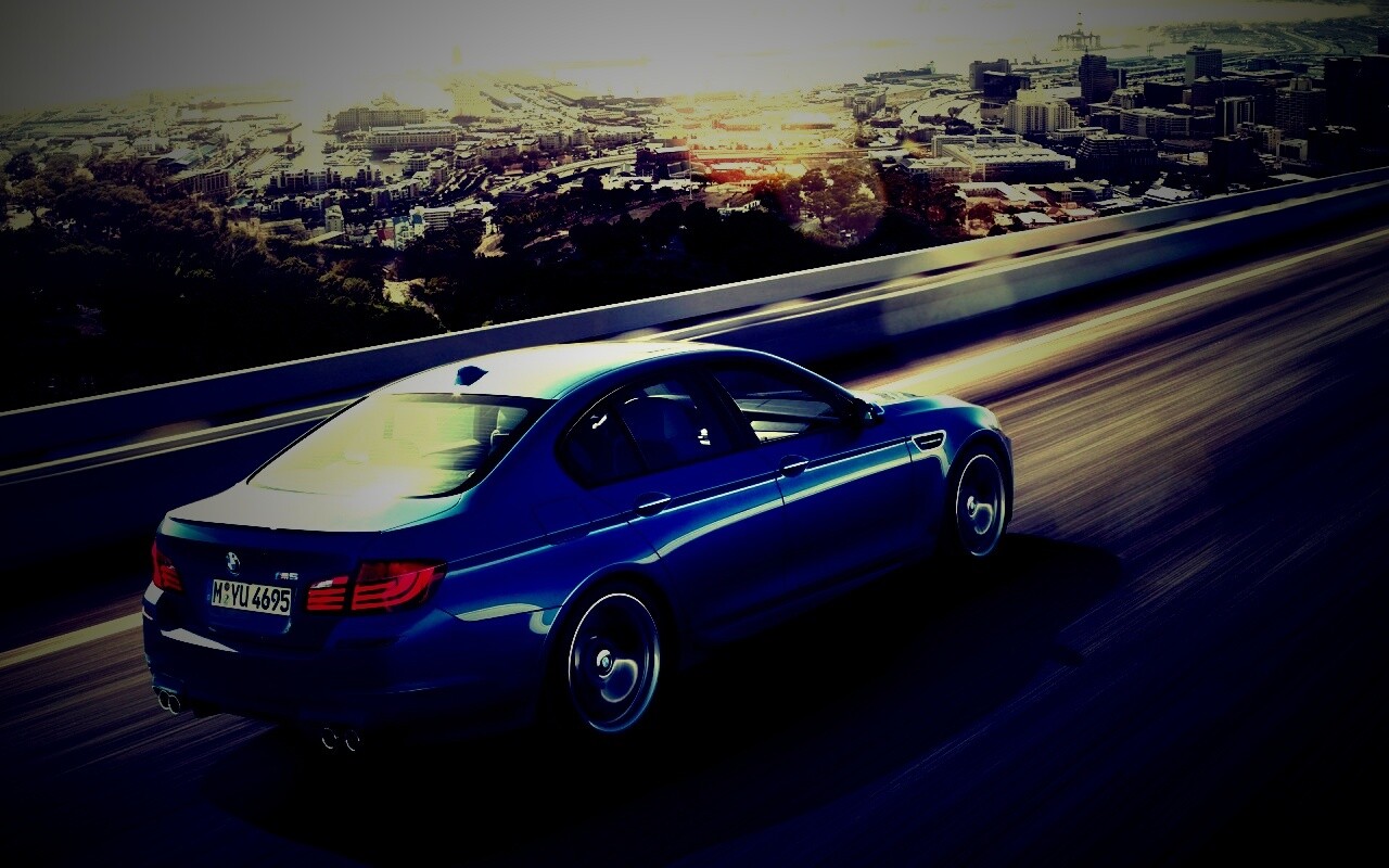 BMW F10 M5 на скоростной автостраде обои