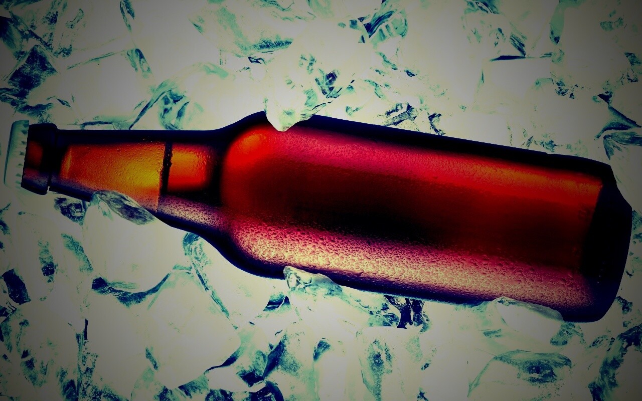 Бутылка пива во льду обои