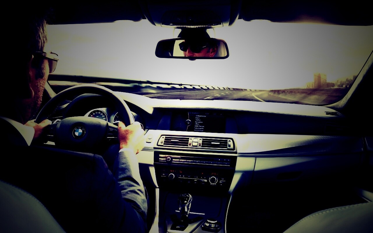 За рулём BMW F10 обои