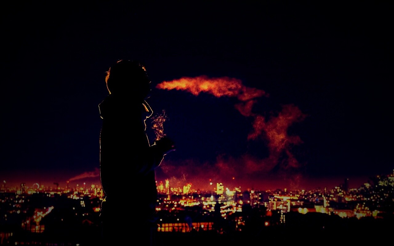 Курящий на крыше парень обои