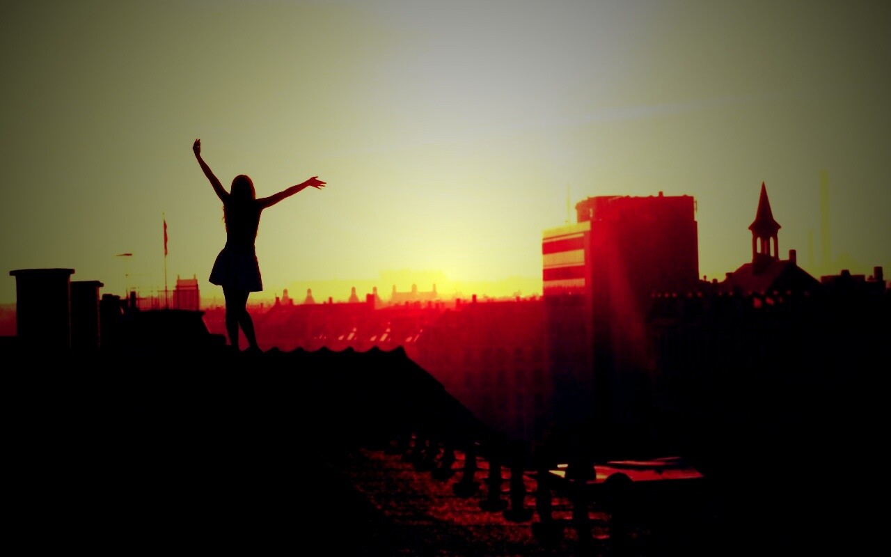 Девушка на крыше обои