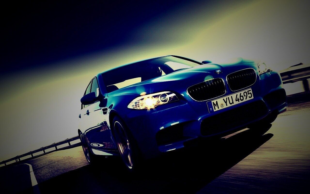 Синий БМВ на трассе обои
