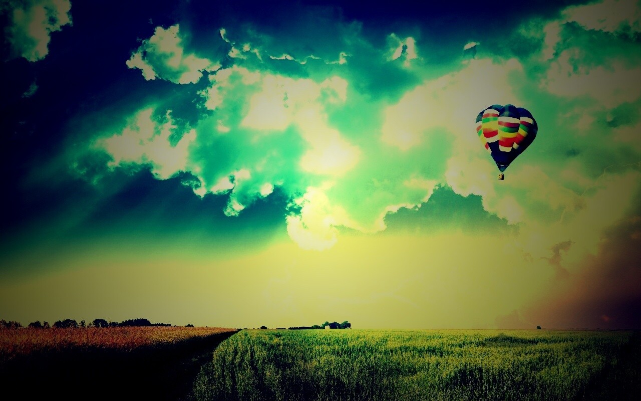 Воздушный шар над зеленым лугом обои