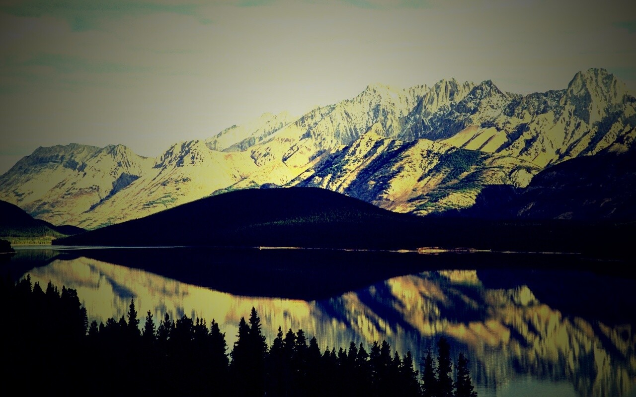 Озеро в предгорье обои