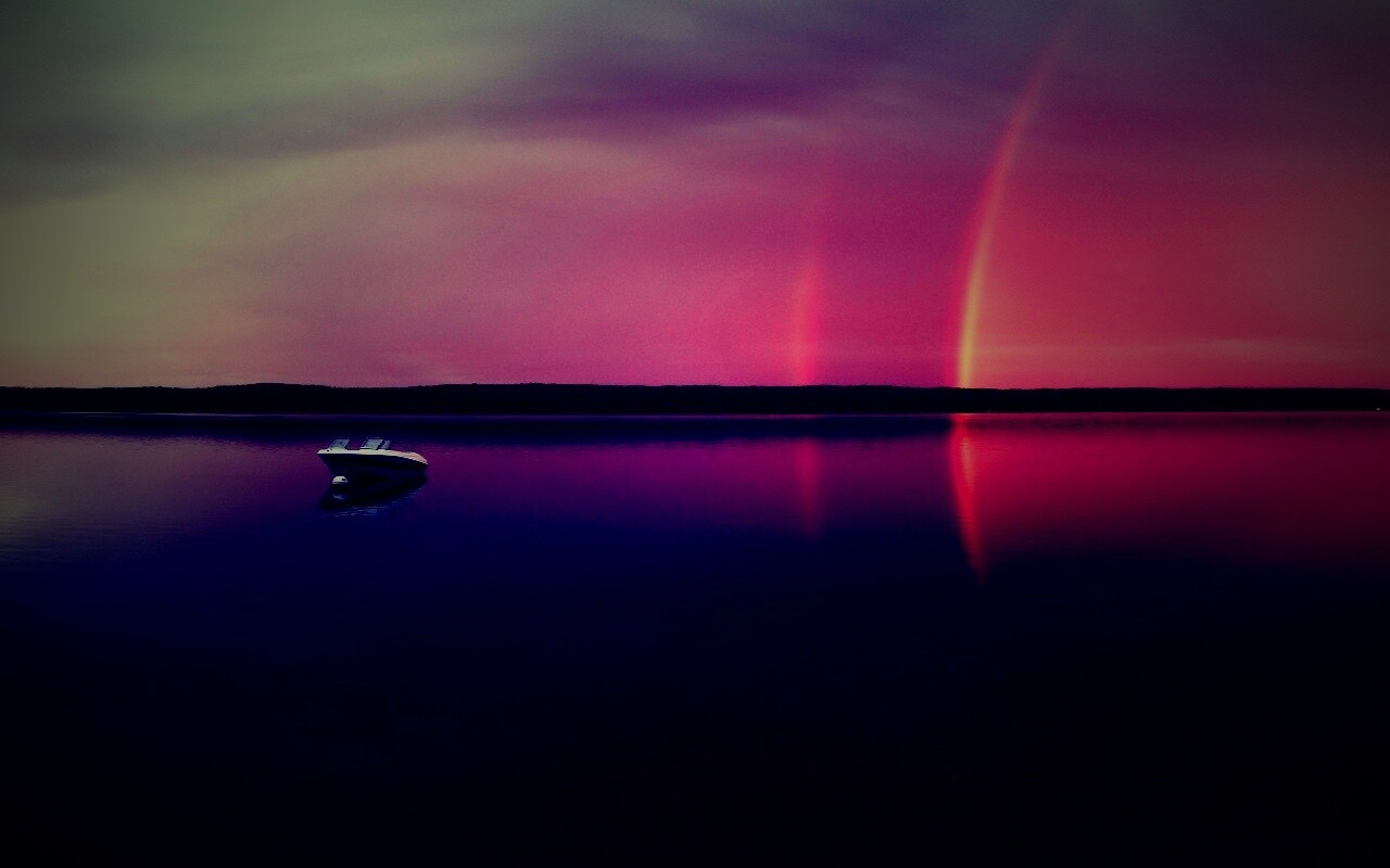 Катер на озере обои