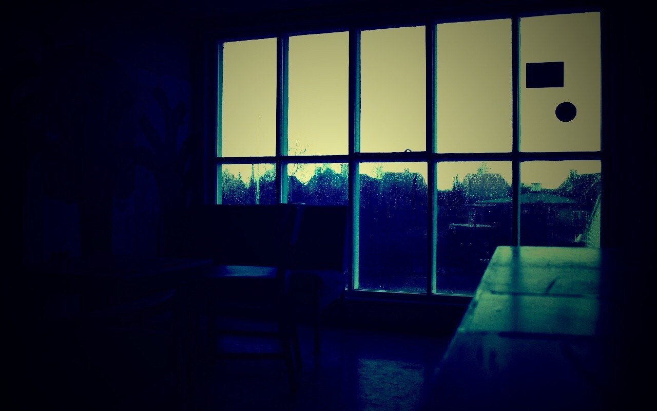 Тёмная комната и дождь за окном обои