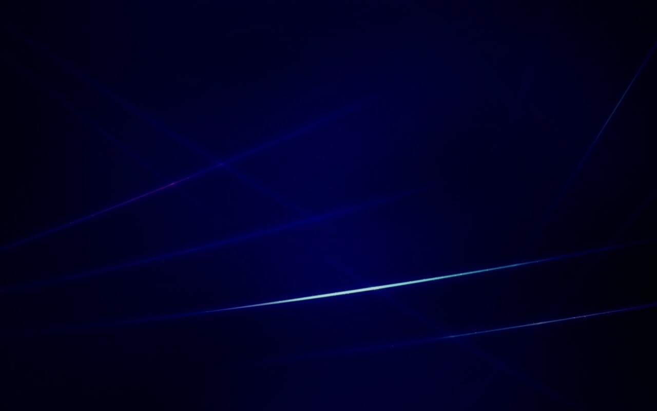 Лучи света на фиолетовом фоне обои