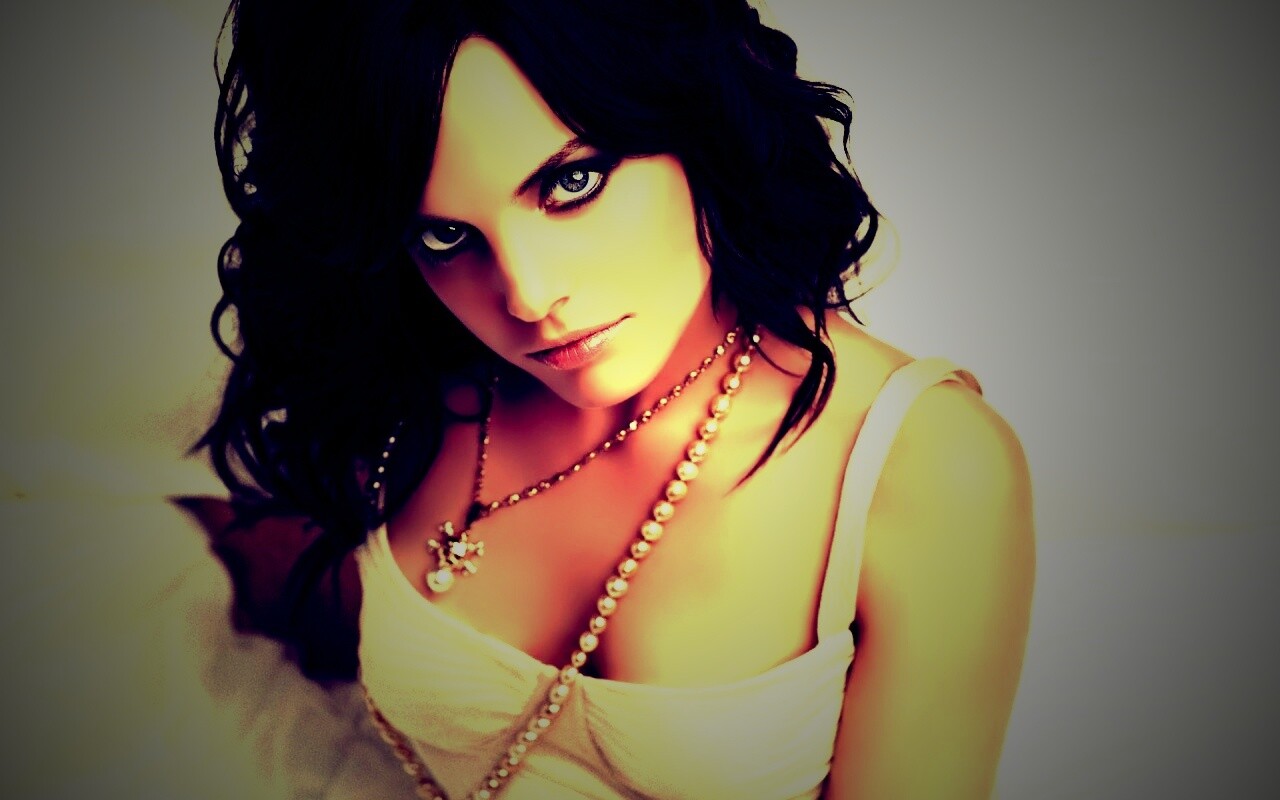 Брюнеточка с желанием в глазах обои