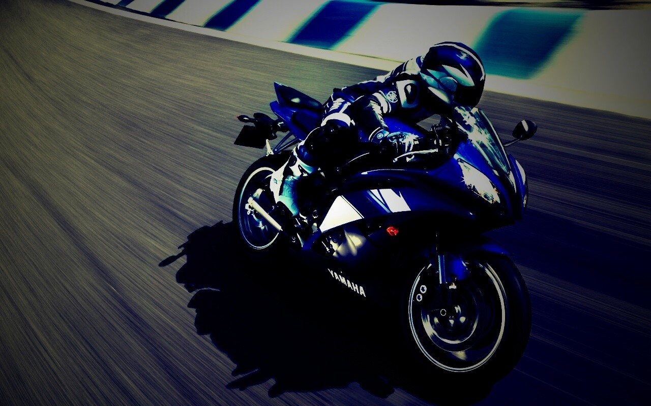 Мотоциклист на трассе обои