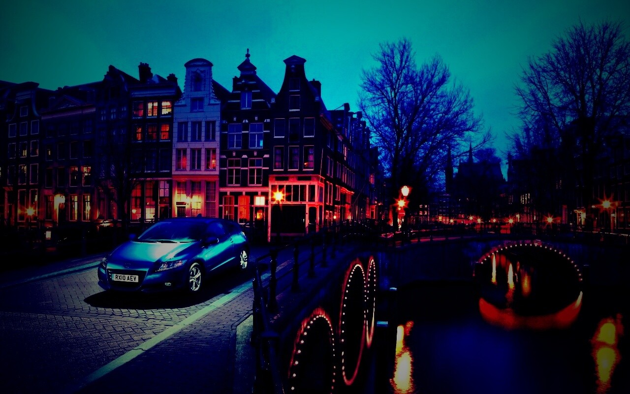 Автомобиль на мосту в свете фонаря обои