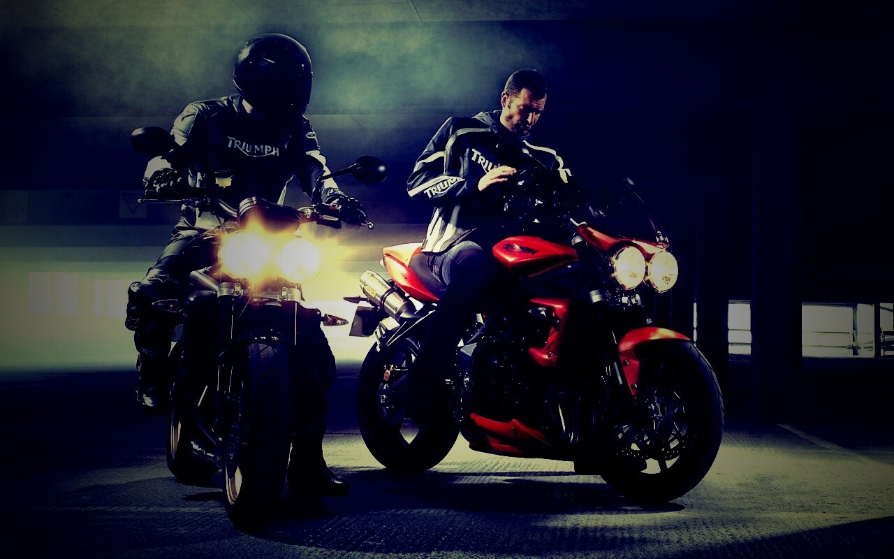 Мотоциклисты на парковке обои