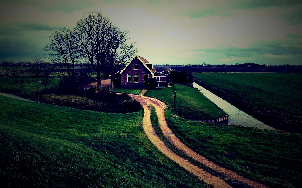 Дом в поле обои