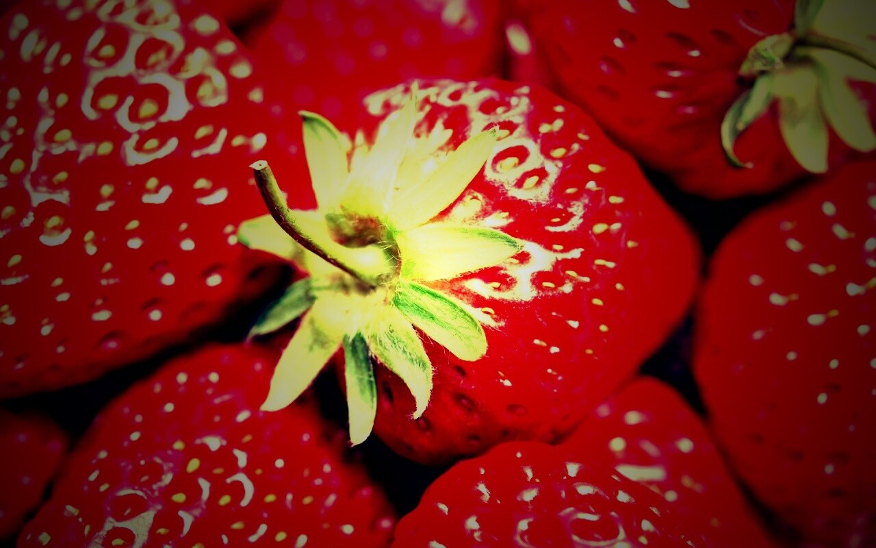 Сочная клубничка обои