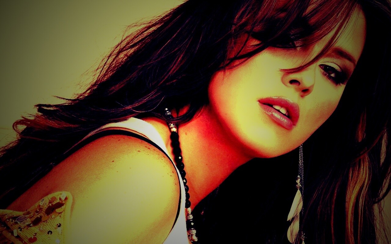 Брюнетка обои