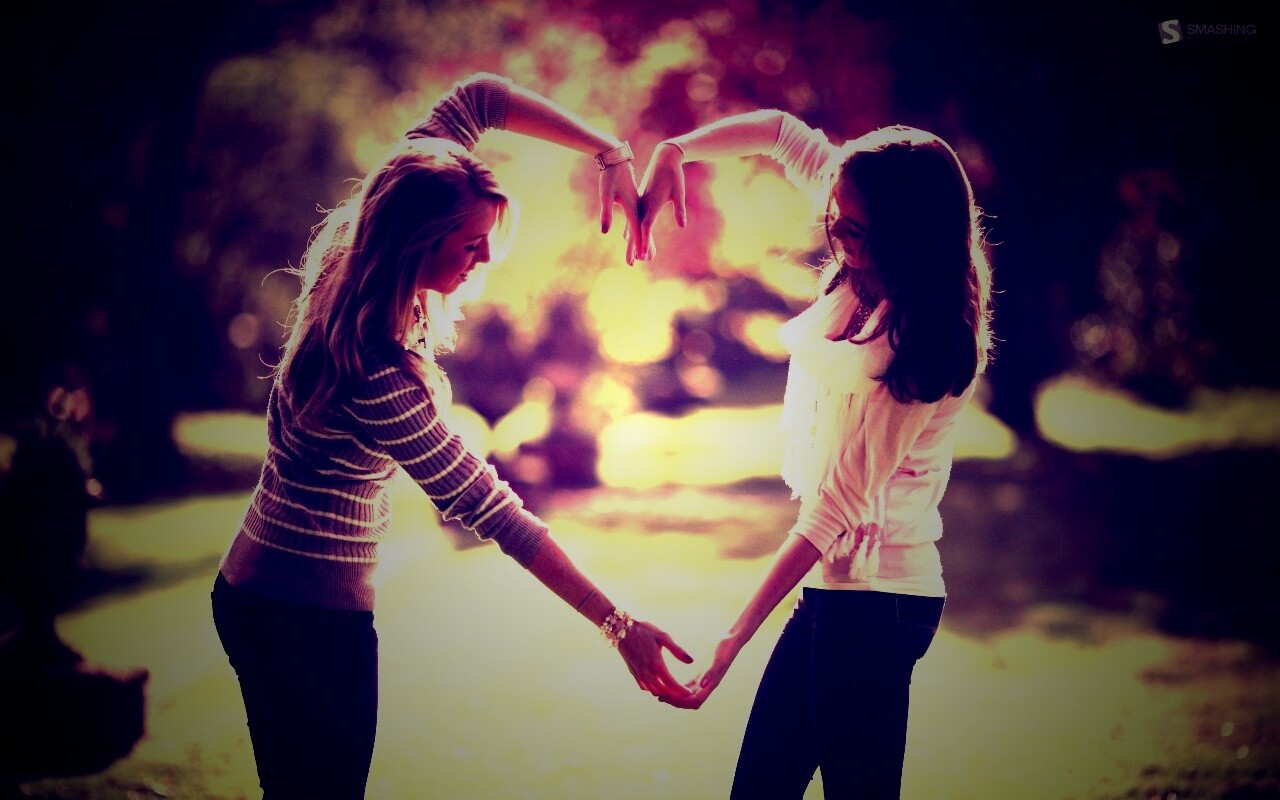 Две девушки и сердце из рук обои