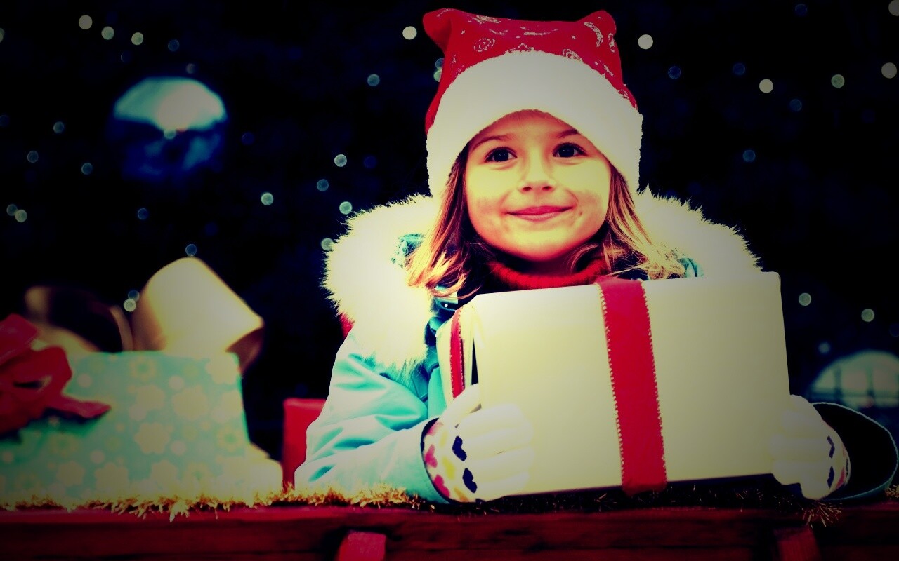 Ребенок с подарком обои