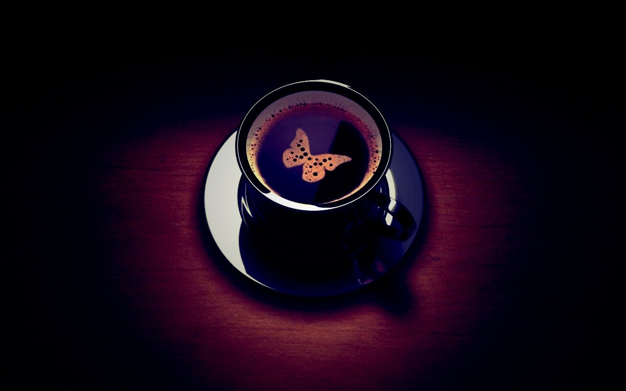 Чашка кофе с пенкой в форме бабочки обои