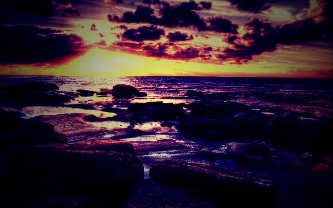 Каменистый берег на закате обои