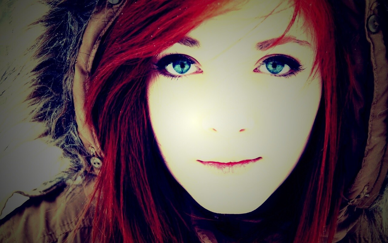 Рыжая в капюшоне обои