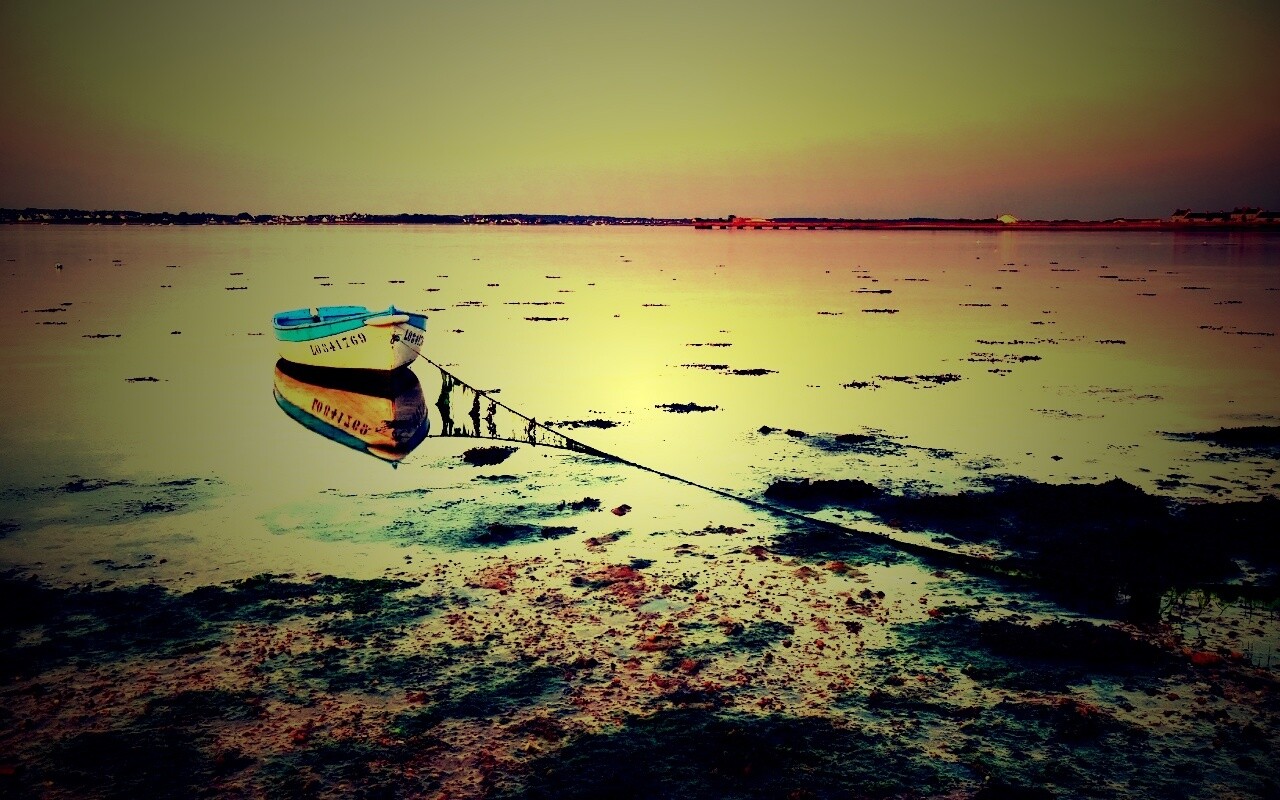 Лодка на илистом берегу обои