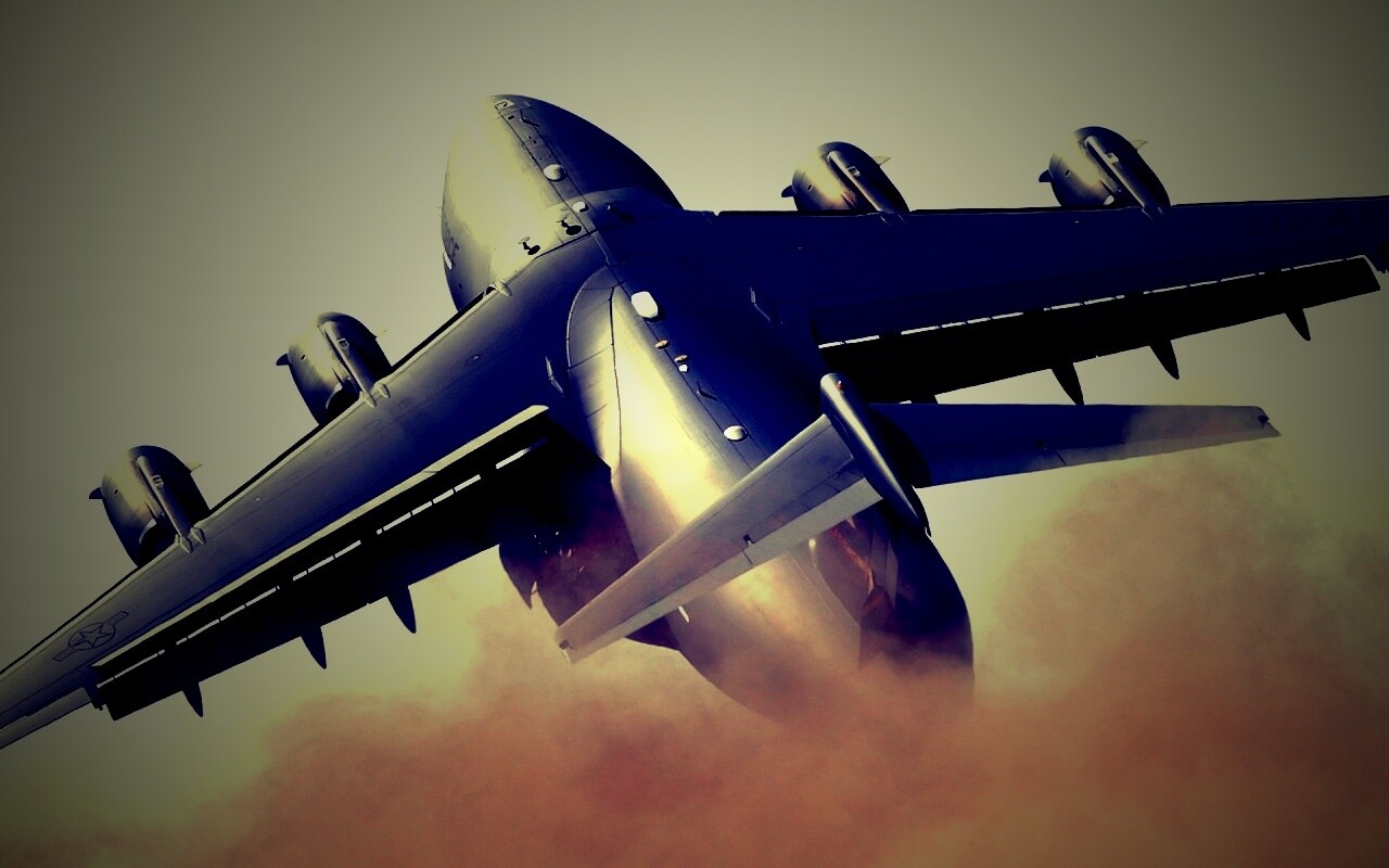 Большой грузовой самолет на взлете обои