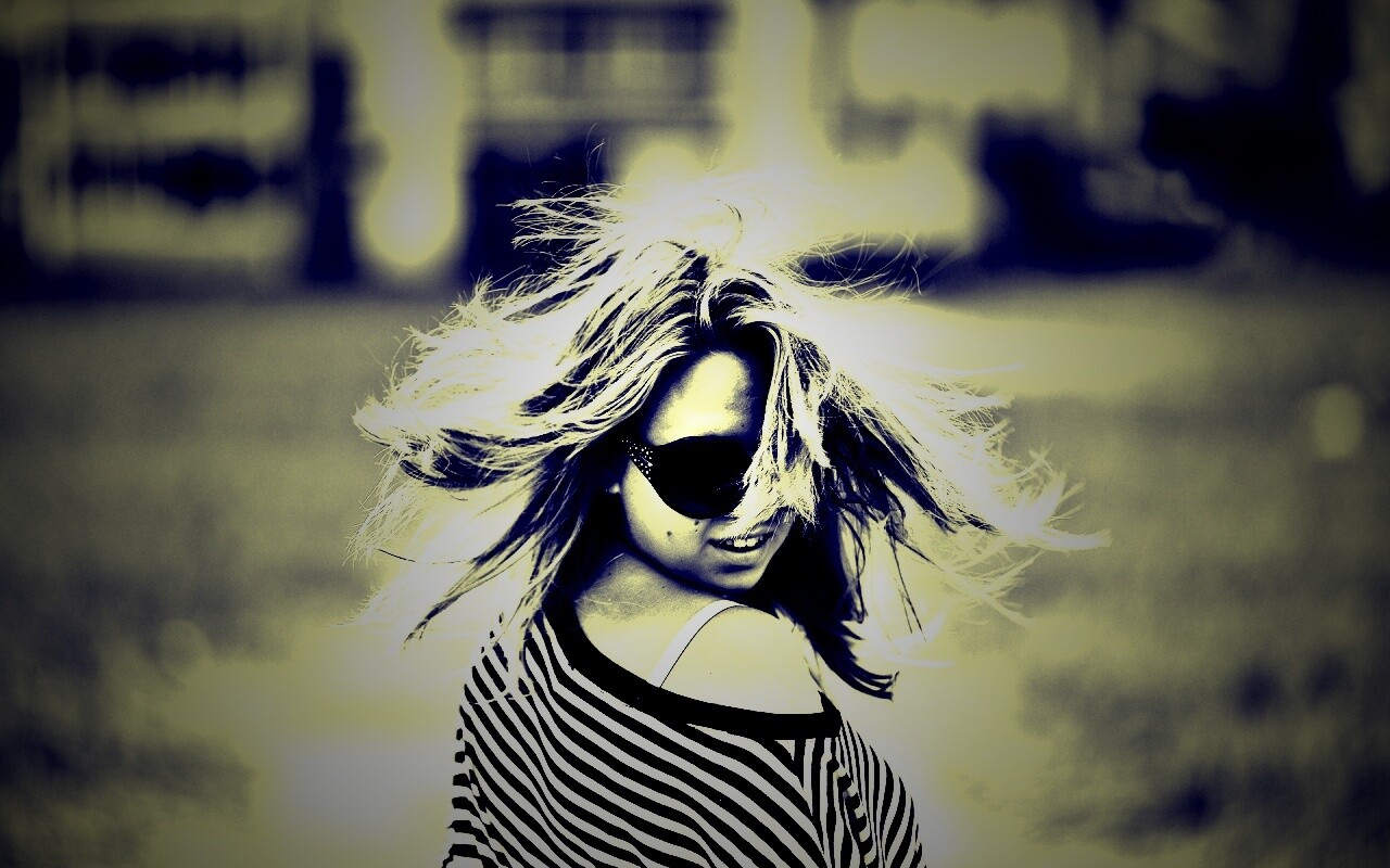 Девушка в тельняшке обои