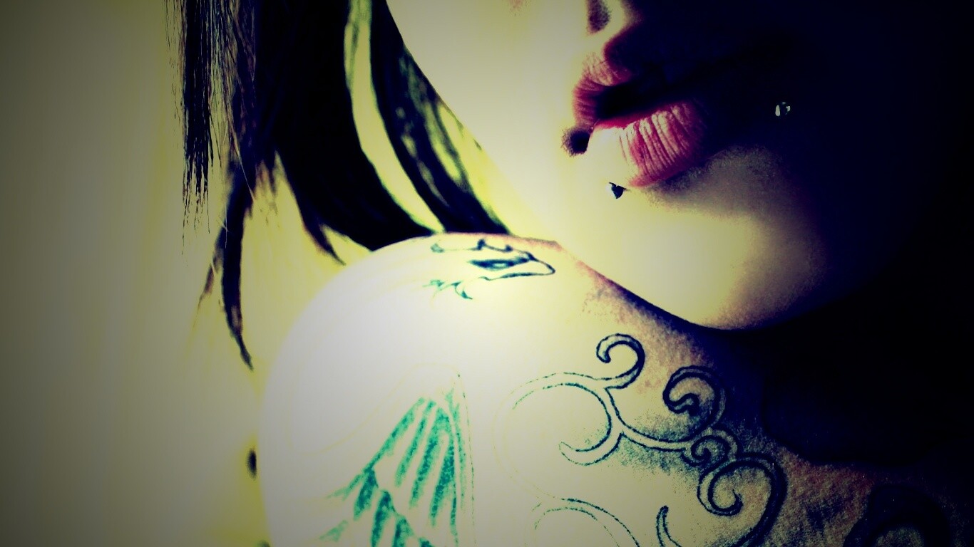 Плечо с татуировкой обои