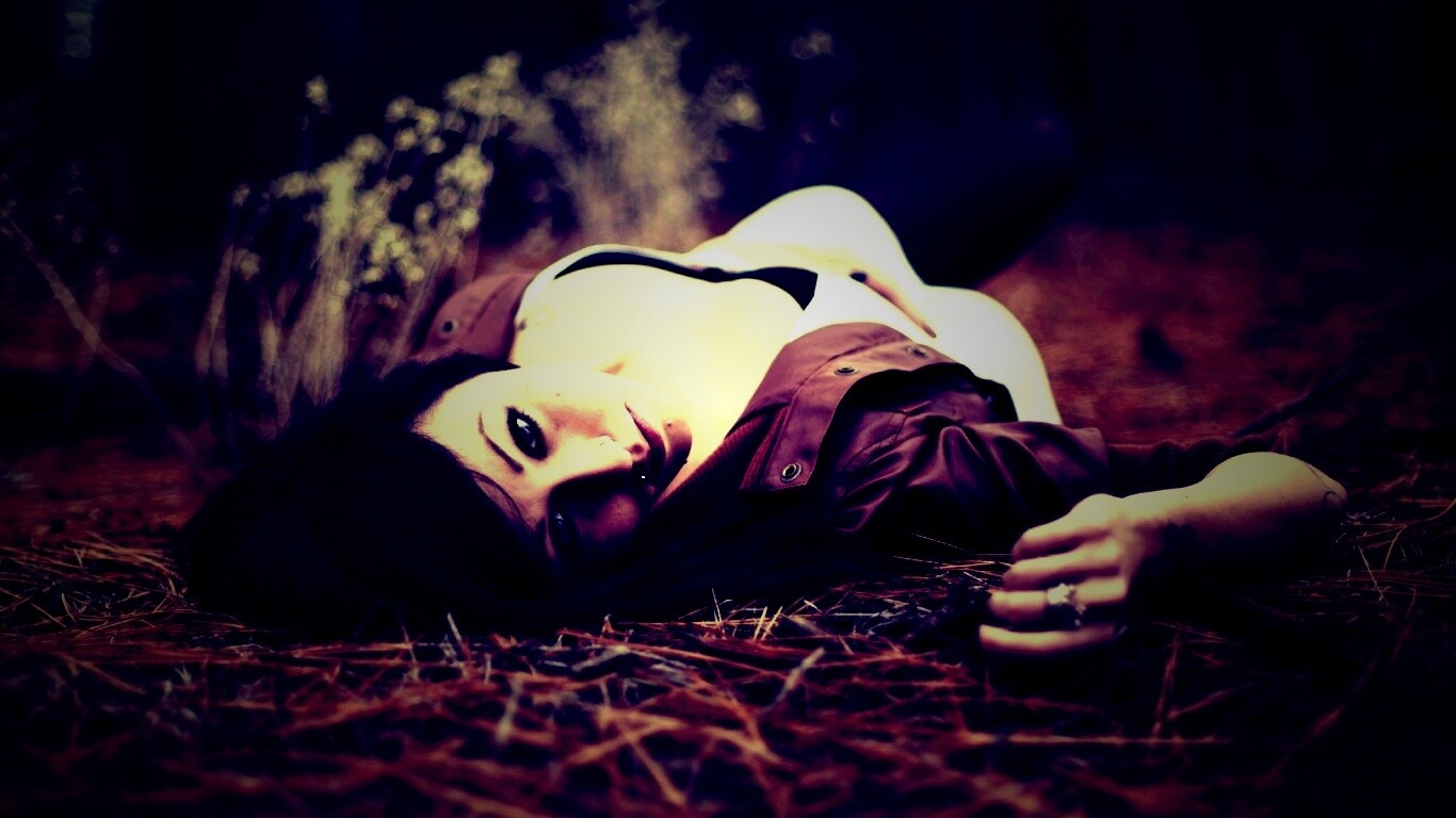 Лежащая на траве обои