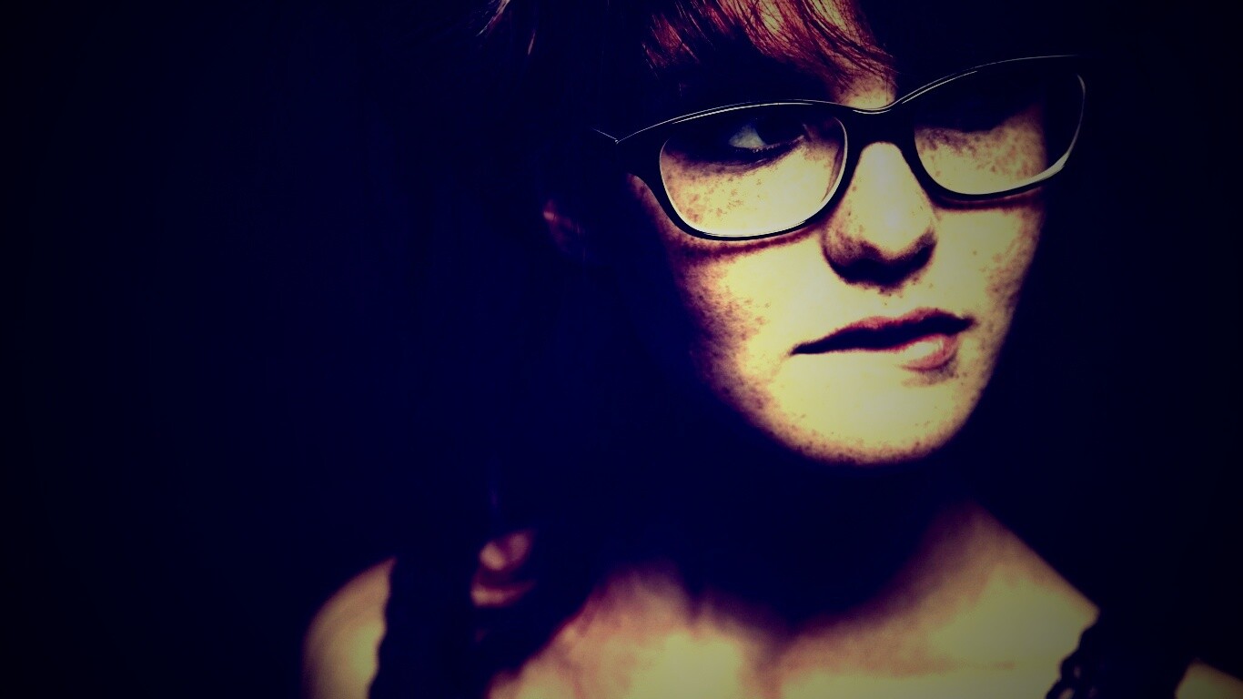 Рыженькая кусает губу обои