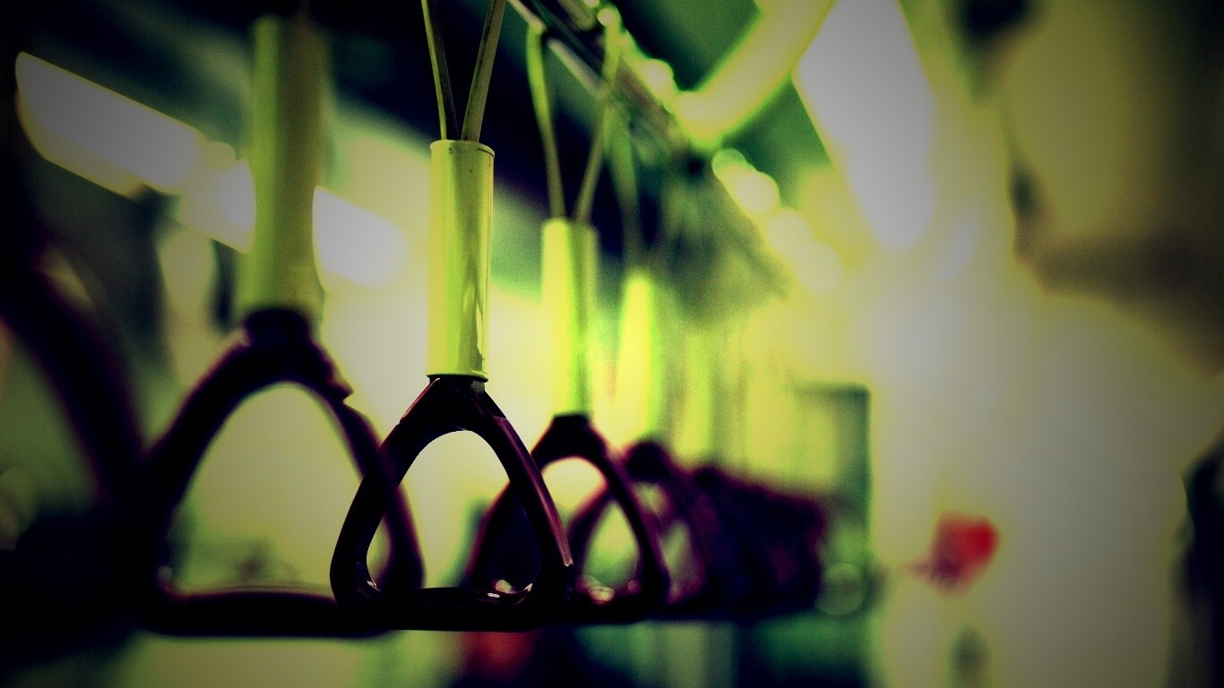 Поручни в метро обои