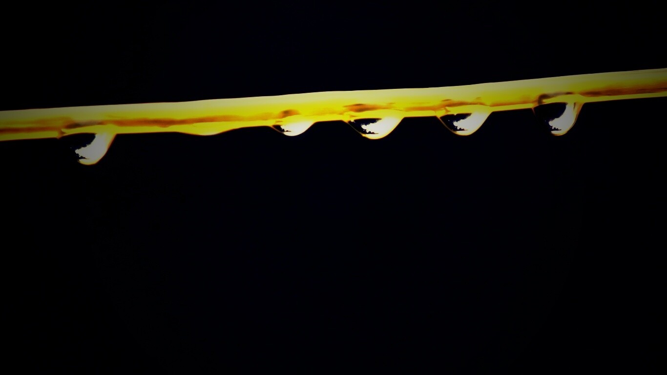 Капли на соломинке обои