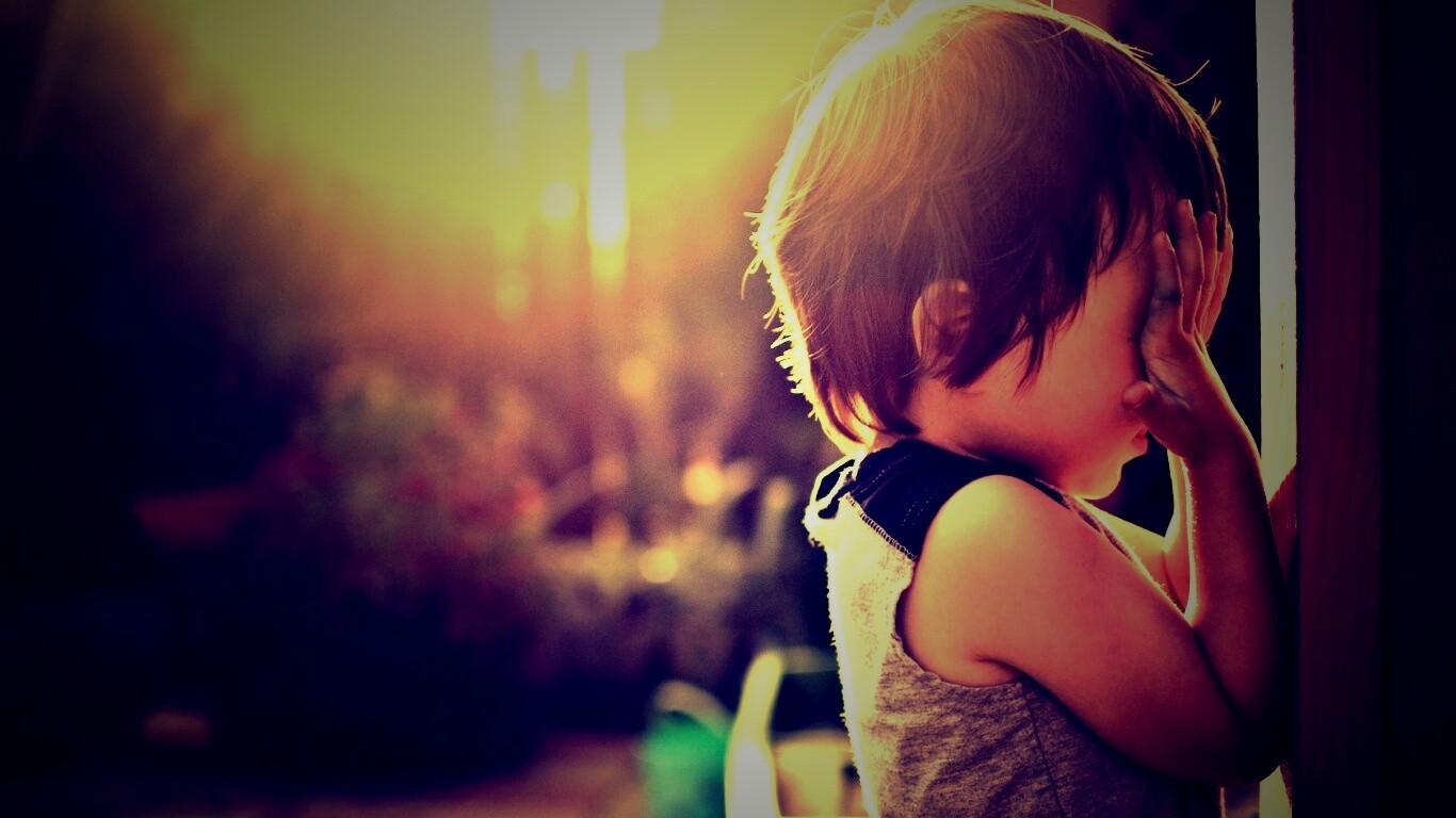 Малыш играет в прятки обои