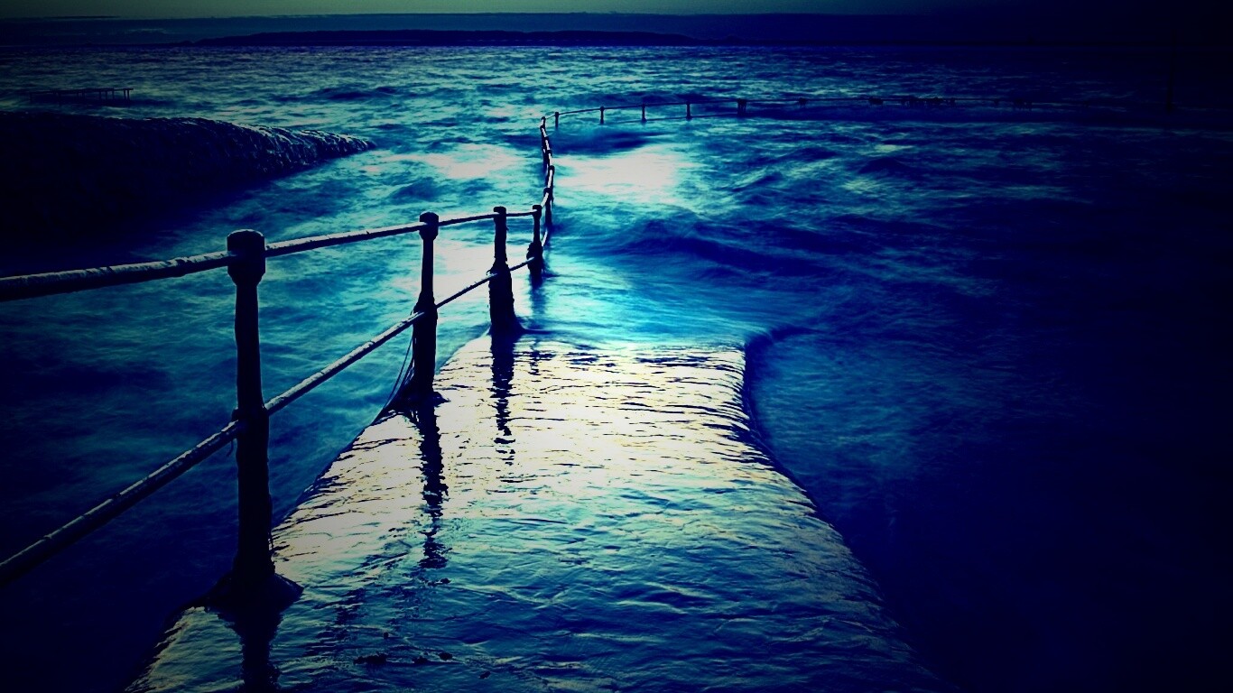 Пирс уходящий в море обои
