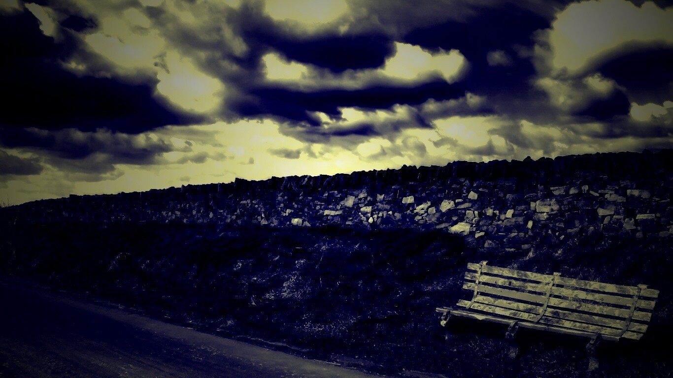 Скамейка у дороги обои