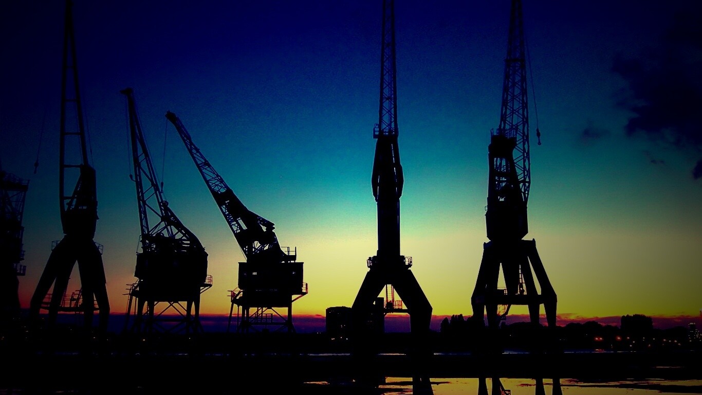 Силуэты портовых кранов обои