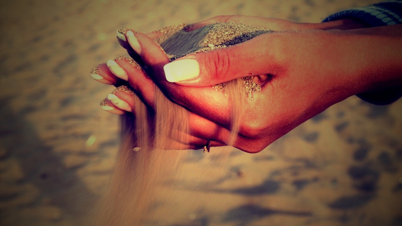 Песок сквозь пальцы обои