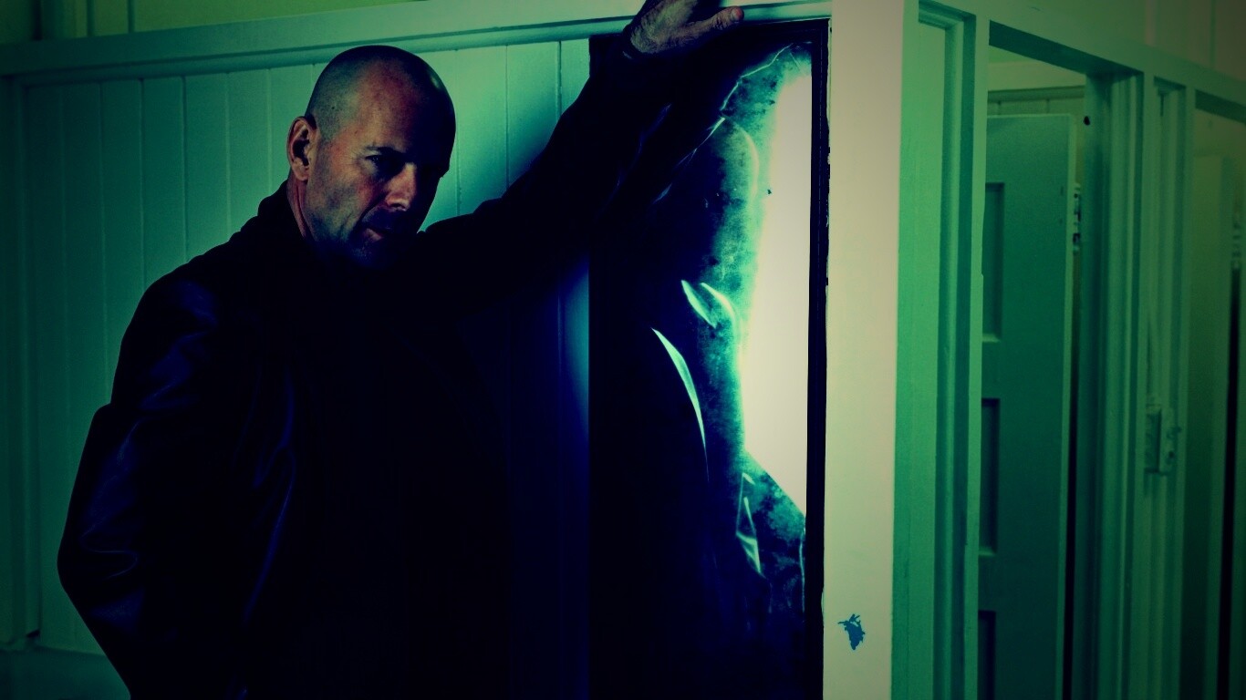 Брюс Уиллис у зеркала обои