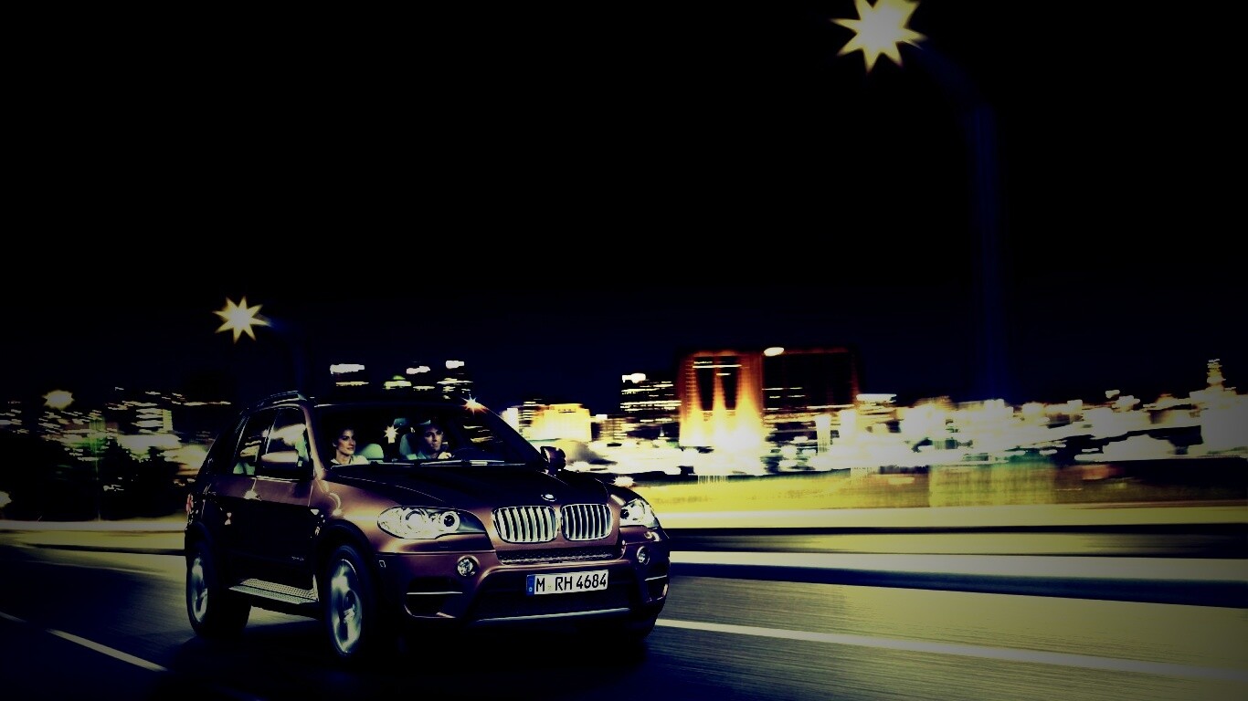 Пара в BMW X5 обои