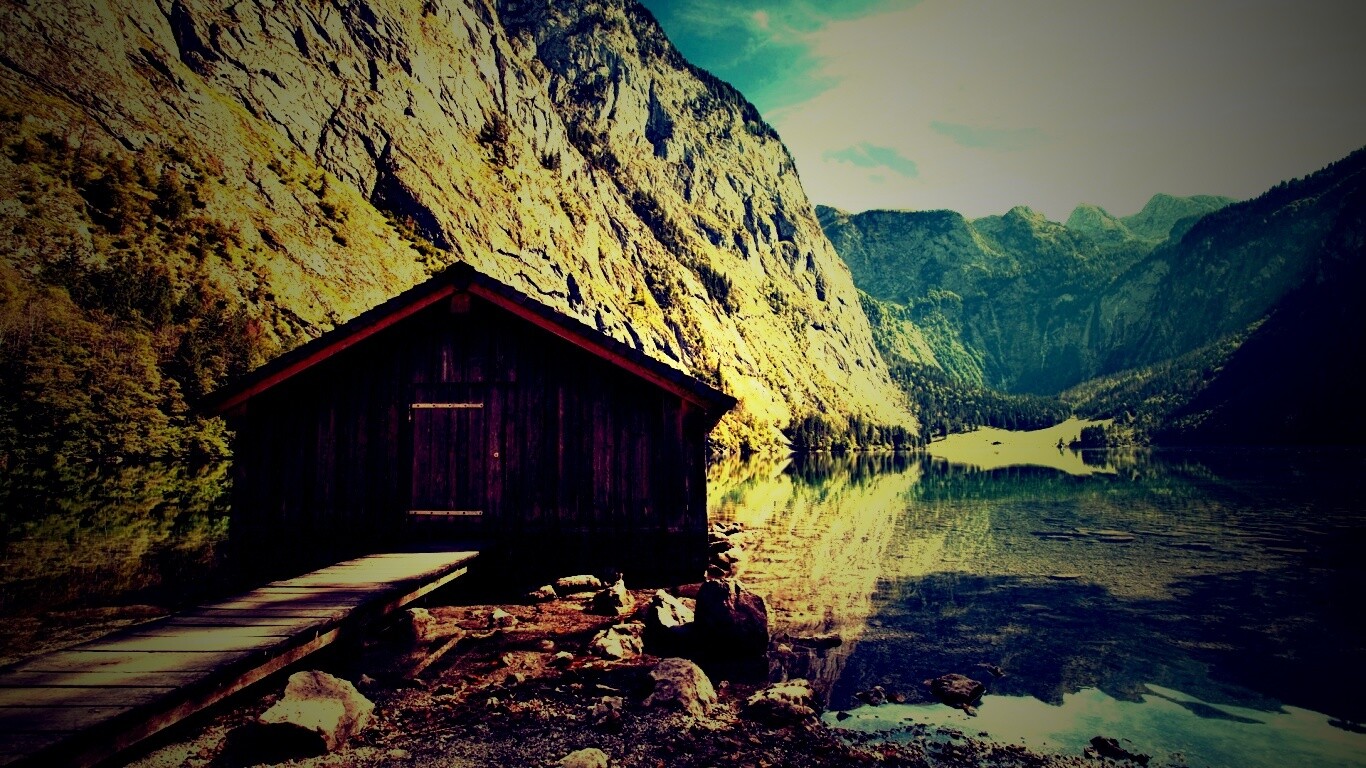 Лодный сарай на горном озере обои