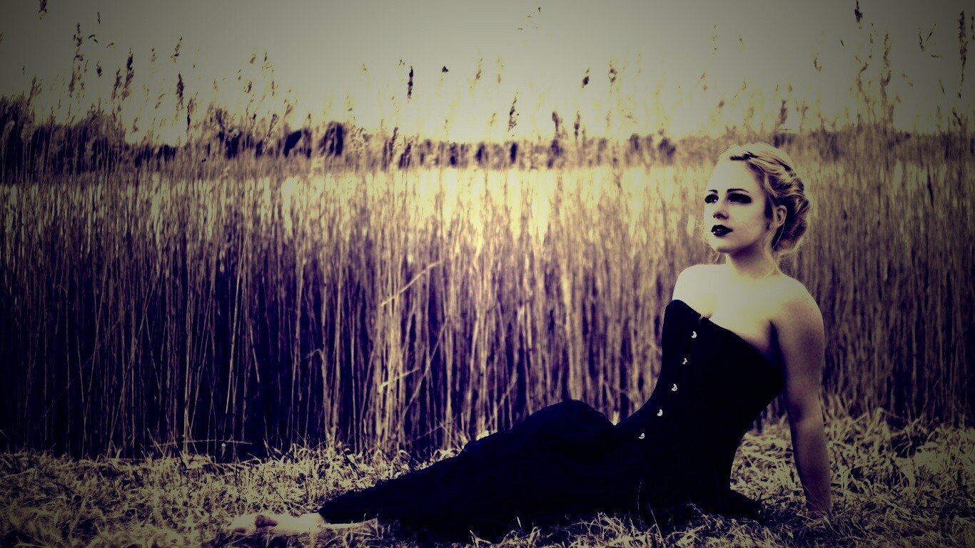 Девушка на траве в черном корсете обои