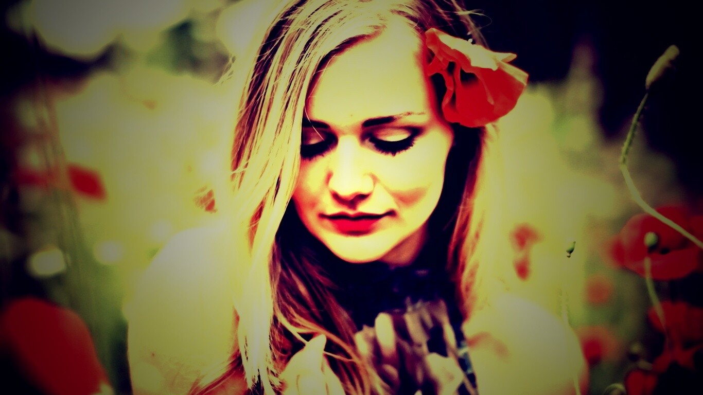 Блондинка в маках обои