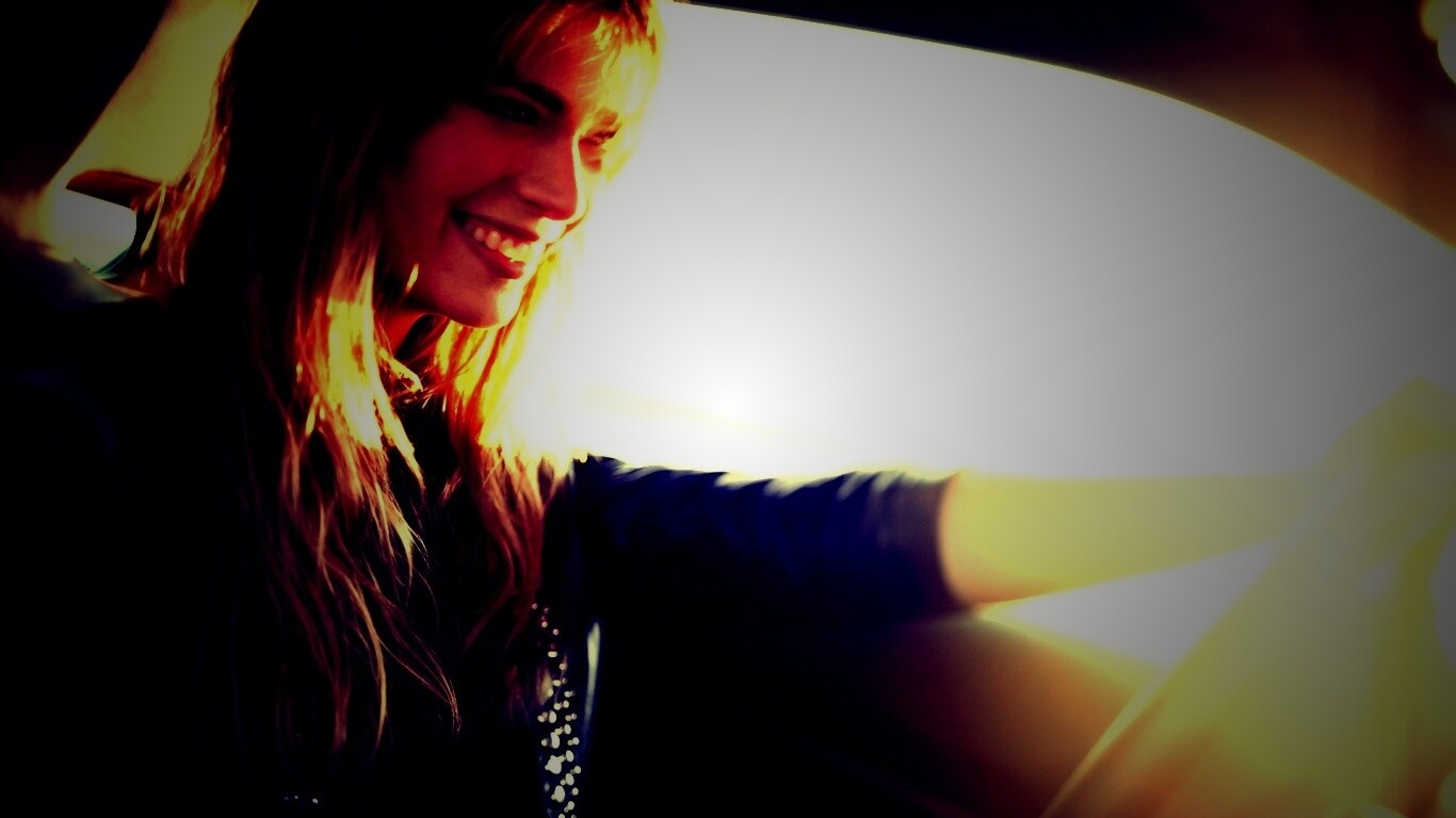 Девушка за рулем автомобиля обои