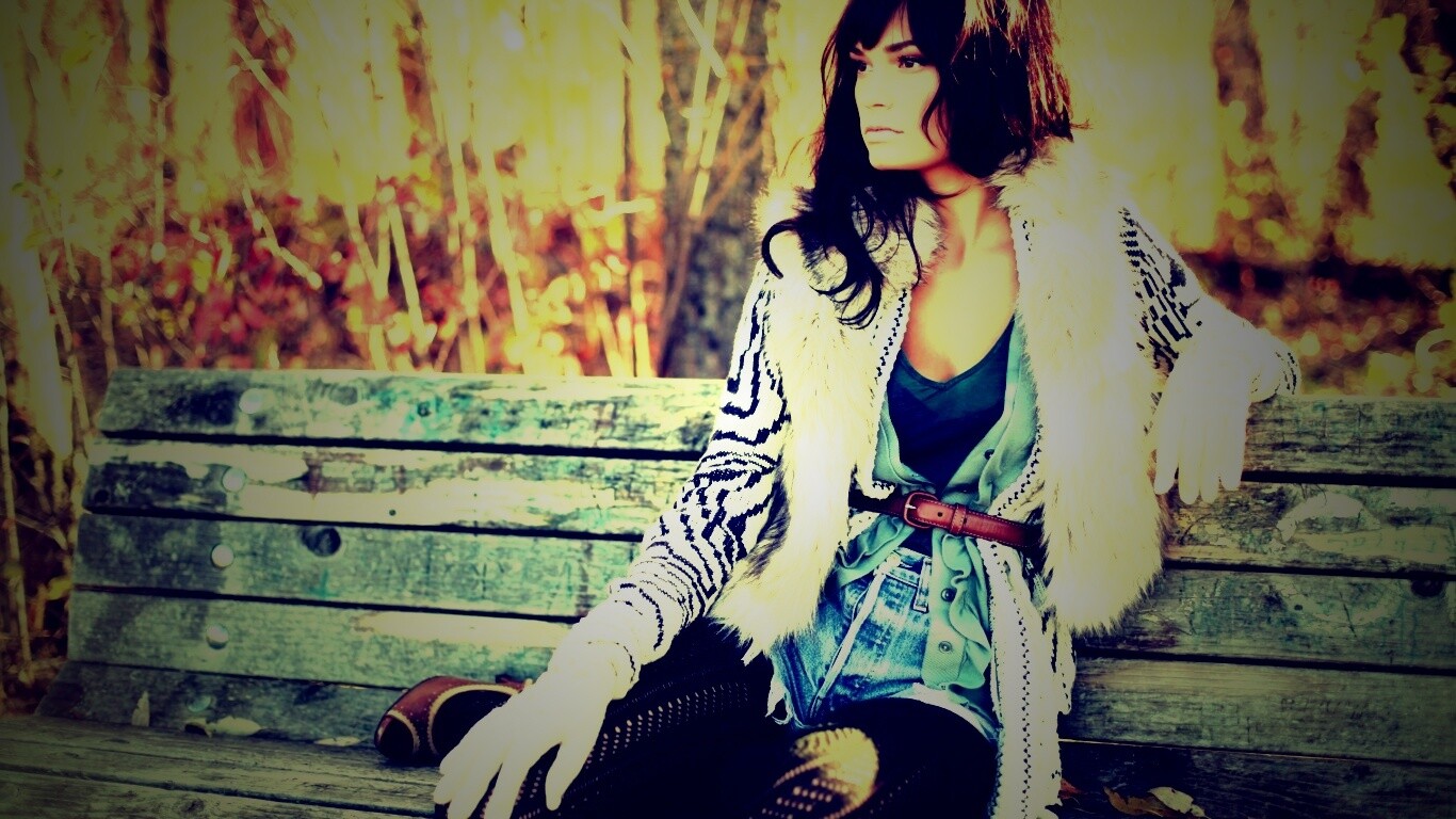 Красивая девушка сидит на скамейке обои