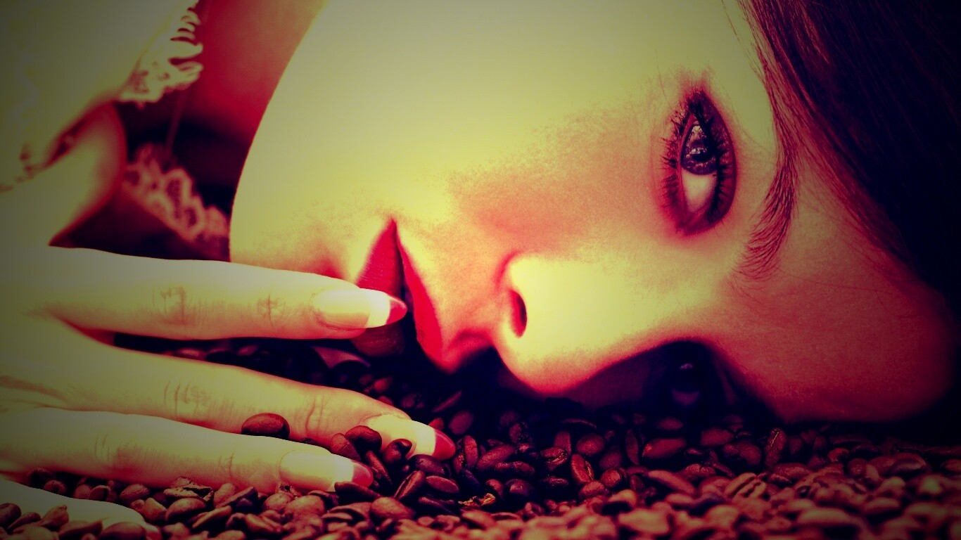 Соблазнительная девушка с кофейными зернами обои