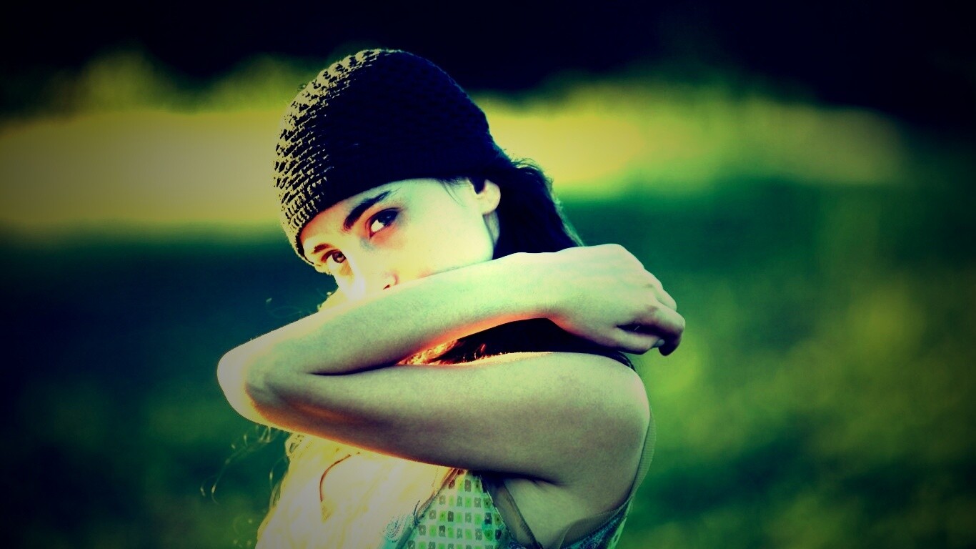 Спрятавшись за сгибом руки обои