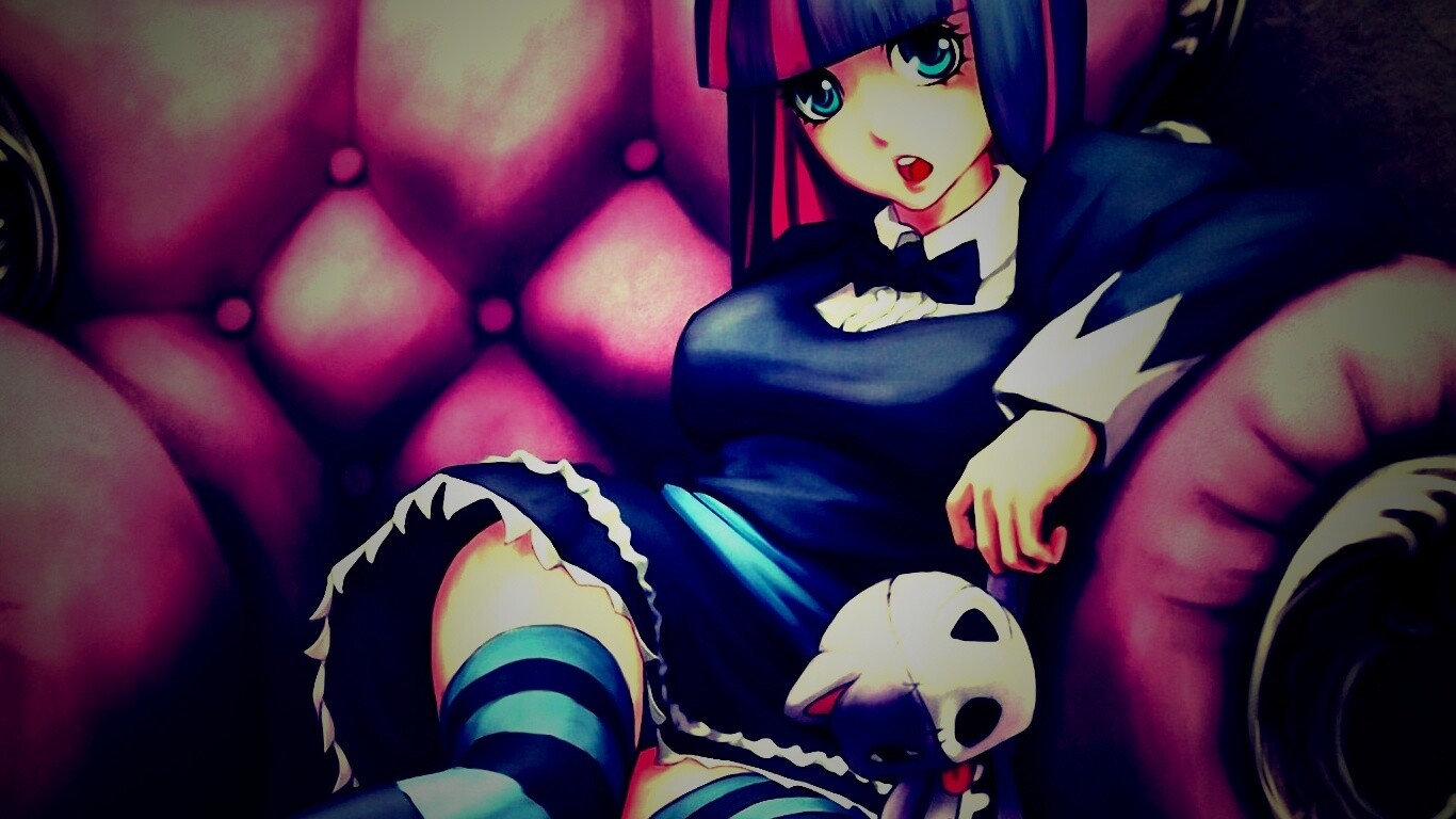 Девочка с куклой котенка обои