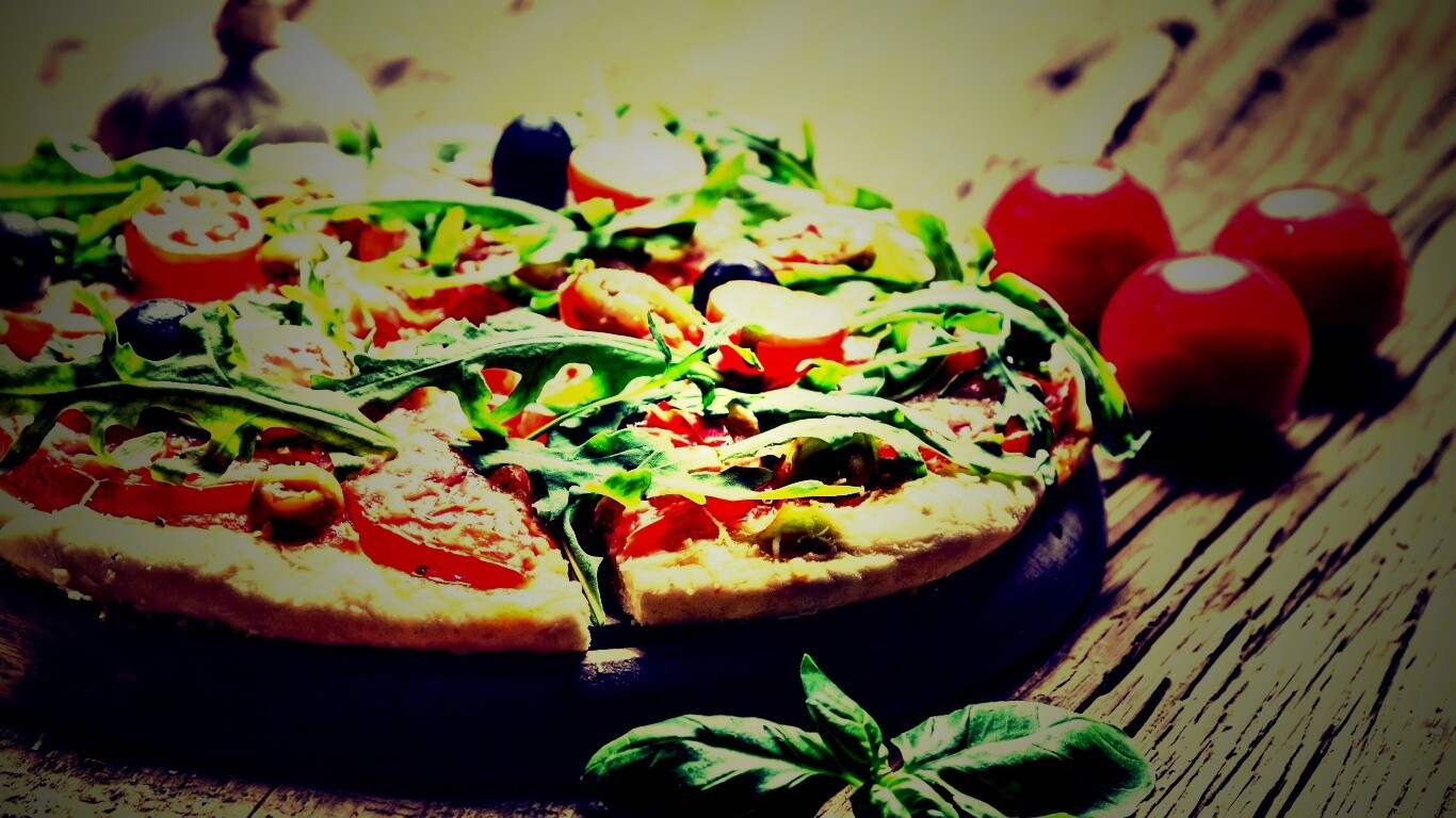 Свежая пицца с рукколой обои