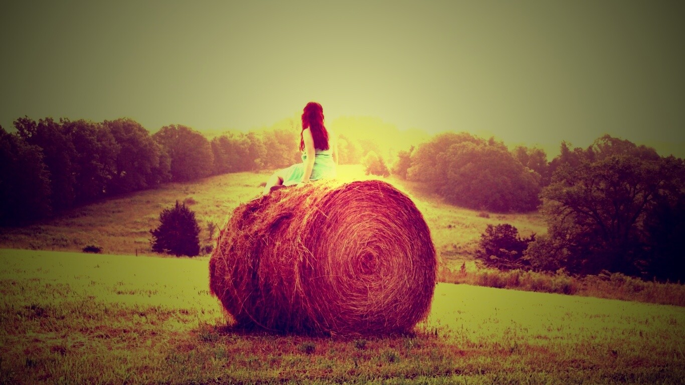 Девушка на снопе сена обои